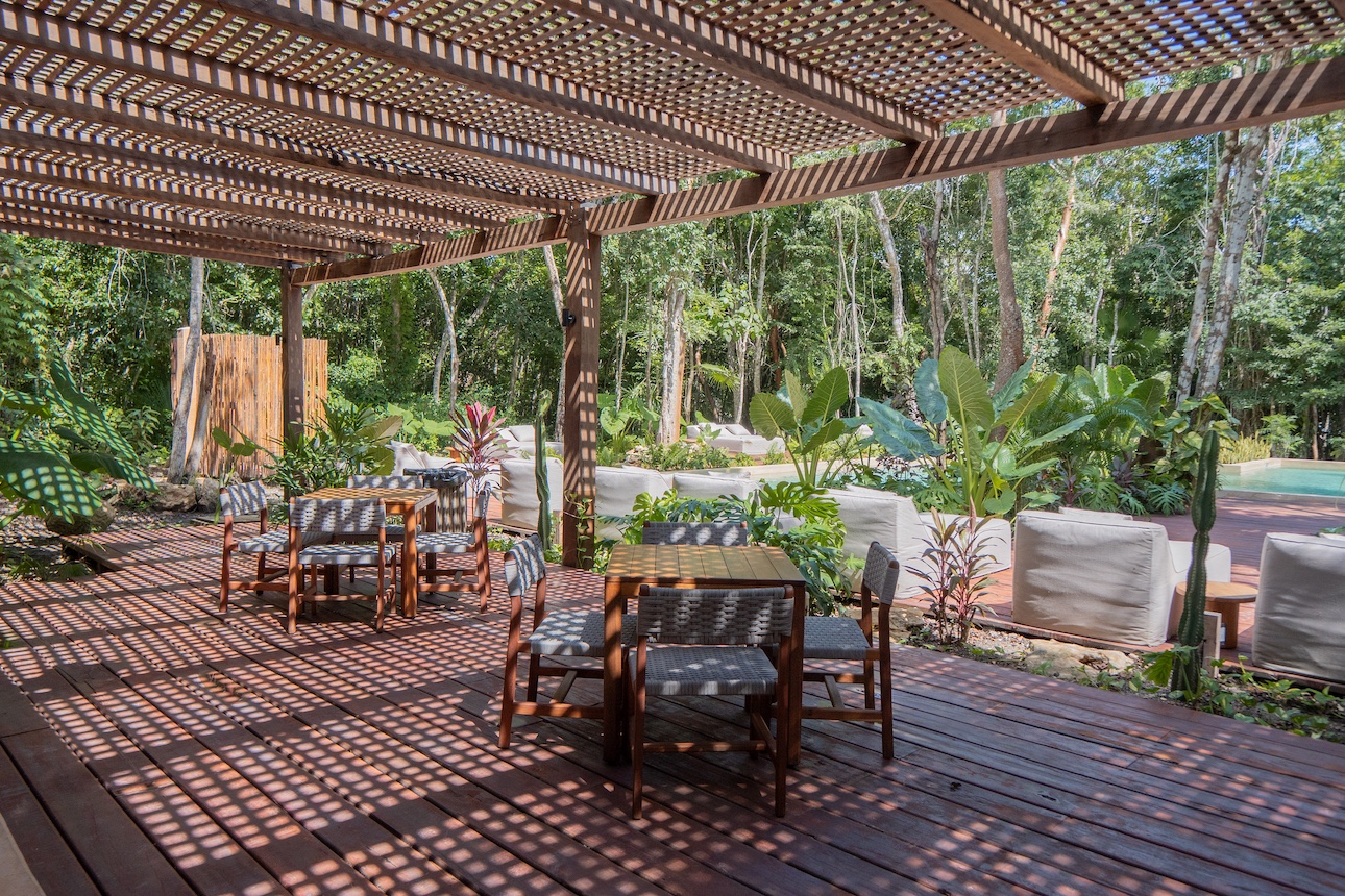 Aldea Mayab — deck e zona pranzo esterna